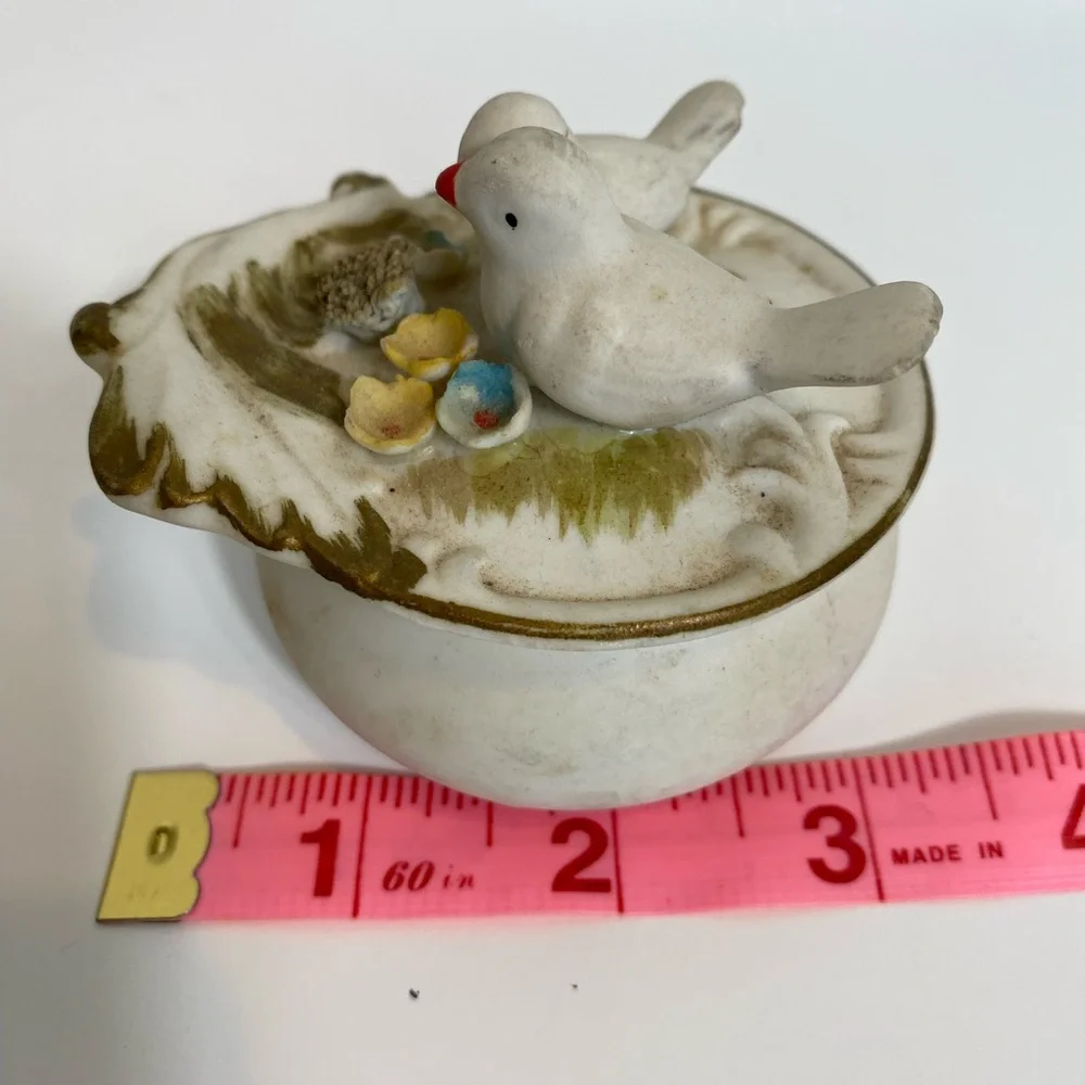 Vintage Lovebirds/Doves trinket box/ring holder storage container. Trinket